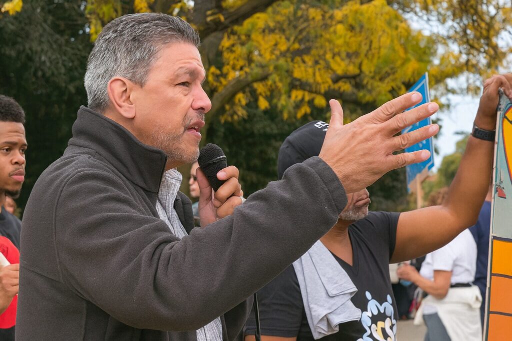 “You Gotta Grab a Gun… These ICE Agents Gotta Get Shot” – Chicago Militant